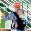 Gwen Stefani et son fils Apollo à la ferme Underwood Family à Moorpark, Los Angeles, le 1er avril 2015