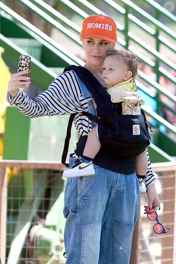 Gwen Stefani et son fils Apollo à la ferme Underwood Family à Moorpark, Los Angeles, le 1er avril 2015