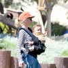 Gwen Stefani et son fils Apollo à la ferme Underwood Family à Moorpark, Los Angeles, le 1er avril 2015