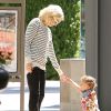 Gwen Stefani est allée déjeuner en famille avec ses parents Dennis Stefani et Patti Flynn et ses enfants Kingston, Zuma et Apollo à Sherman Oaks, le 28 mars 2015 
