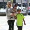 Gwen Stefani est allée déjeuner en famille avec ses parents Dennis Stefani et Patti Flynn et ses enfants Kingston, Zuma et Apollo à Sherman Oaks, le 28 mars 2015 