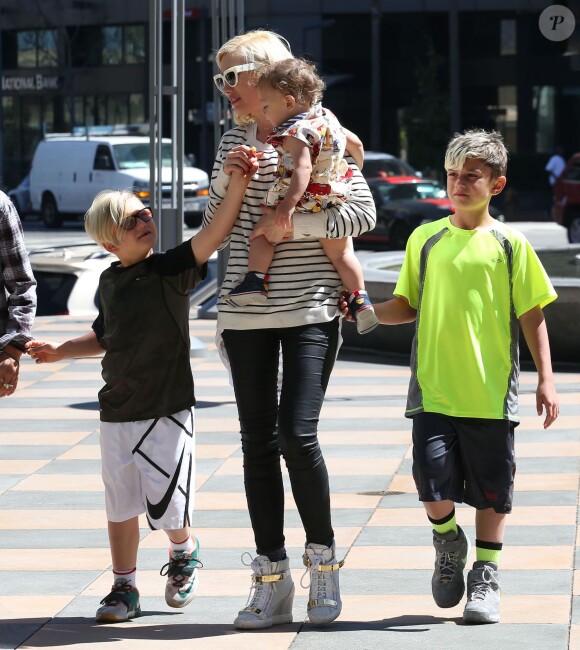 La chanteuse Gwen Stefani est allée déjeuner en famille avec ses parents Dennis Stefani et Patti Flynn et ses enfants Kingston, Zuma et Apollo à Sherman Oaks, le 28 mars 2015 