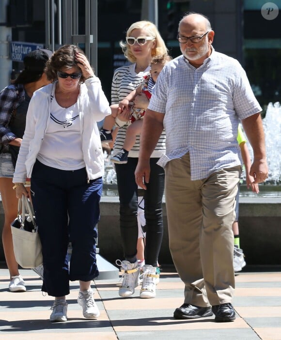 Gwen Stefani est allée déjeuner en famille avec ses parents Dennis Stefani et Patti Flynn et ses enfants Kingston, Zuma et Apollo à Sherman Oaks, le 28 mars 2015 