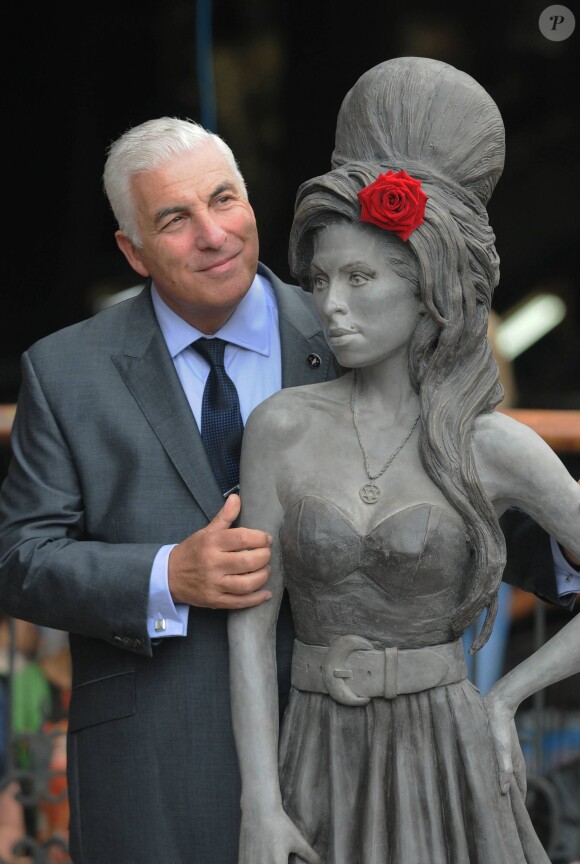 Mitch Winehouse dévoile la statue d'Amy Winehouse à Camden Market à Londres. Le 13 septembre 2014