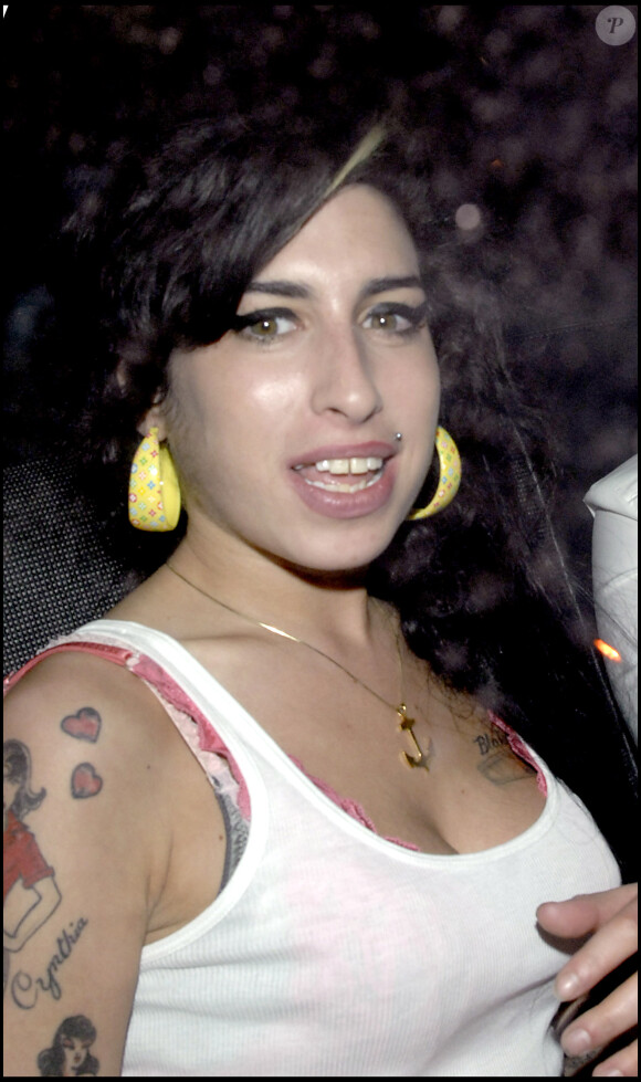Amy Winehouse à la sortie de Roxy's, à Los Angeles le 23 mars 2007