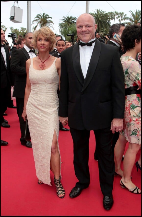 Le chef Philippe Etchebest et sa femme - Montée des marches du film La conquête - 64e Festival de Cannes. Le 18 mai 2011.
