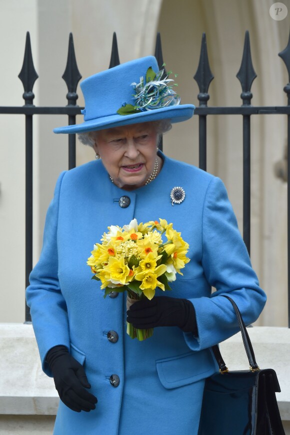 La reine Elizabeth II, vêtue d'un manteau Stewart Parvin, lors de la messe de Pâques en la chapelle St George à Windsor le 5 avril 2015.