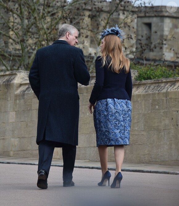 Le prince Andrew d'York et sa fille aînée la princesse Beatrice lors de la messe de Pâques en la chapelle St George à Windsor le 5 avril 2015.