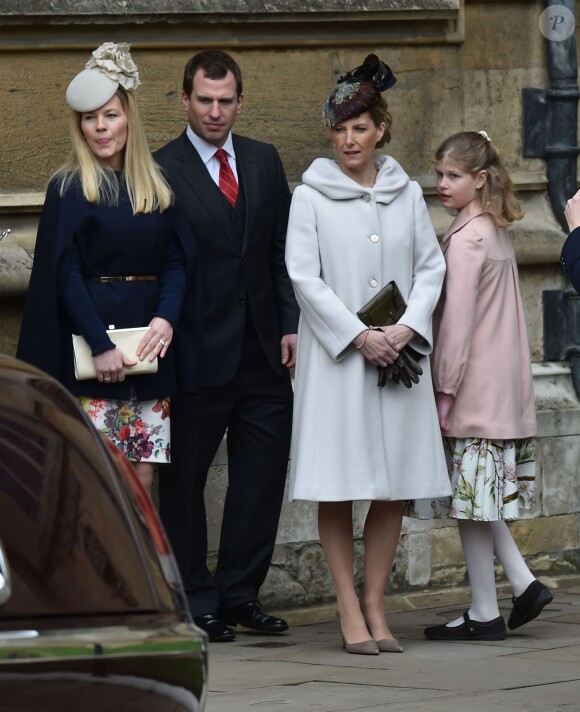 Autumn Phillips, Peter Phillips, la comtesse Sophie de Wessex et Lady Louise lors de la messe de Pâques en la chapelle St George à Windsor le 5 avril 2015.