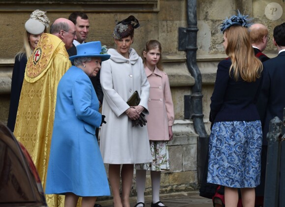 La reine Elizabeth II, la comtesse Sophie de Wessex, Lady Louise et la princesse Beatrice d'York lors de la messe de Pâques en la chapelle St George à Windsor le 5 avril 2015.