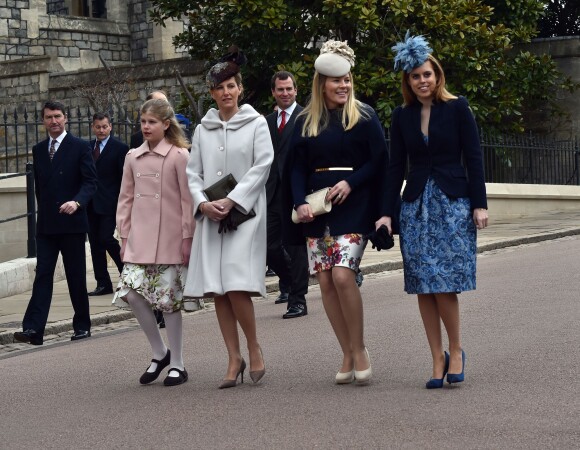 Lady Louise, la comtesse Sophie de Wessex, Autumn Phillips et la princesse Beatrice d'York lors de la messe de Pâques en la chapelle St George à Windsor le 5 avril 2015.