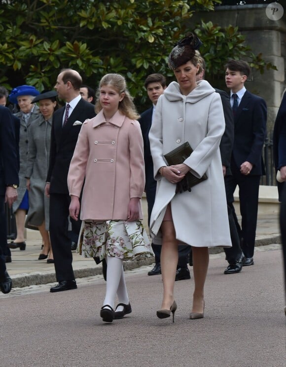 Lady Louise et sa mère la comtesse Sophie de Wessex lors de la messe de Pâques en la chapelle St George à Windsor le 5 avril 2015.