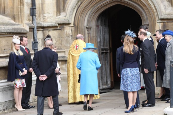 Autumn et Peter Phillips, le prince Philip, la reine Elizabeth II, la princesse Beatrice et le prince Edward lors de la messe de Pâques en la chapelle St George à Windsor le 5 avril 2015.