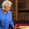 La reine Elizabeth II lance le projet George III à la bibliothèque royale du château de Windsor, le 1er avril 2015.