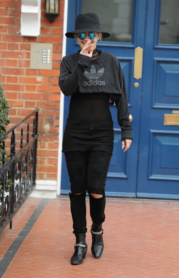 Rita Ora sort de son domicile à Londres, le 4 avril 2015.