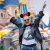 De passage dans la capitale, c'est à Disneyland Paris que la jeune chanteuse et actrice britannique décide de marquer une pause printanière fleurie, avant de s’envoler pour Londres le 1er avril 2015. Et oui ! Pour sa toute première visite à Disneyland Paris, Rita accompagnée de son petit ami Richard Hilfiger, vient faire le plein d’énergie aux couleurs d’un Printemps 100% « Flower Power ».