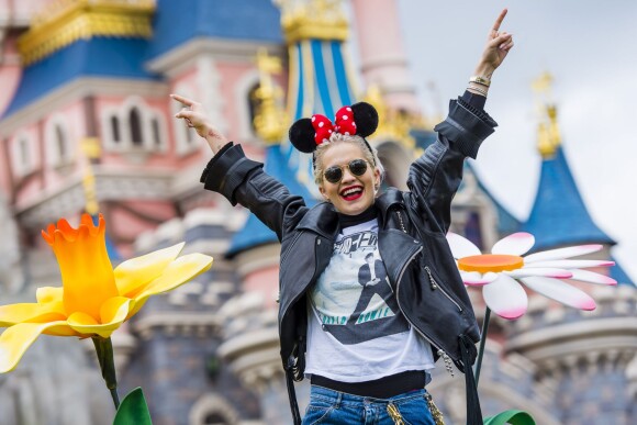 De passage dans la capitale, c'est à Disneyland Paris que la jeune chanteuse et actrice britannique décide de marquer une pause printanière fleurie, avant de s’envoler pour Londres le 1er avril 2015. Et oui ! Pour sa toute première visite à Disneyland Paris, Rita accompagnée de son petit ami Richard Hilfiger, vient faire le plein d’énergie aux couleurs d’un Printemps 100% « Flower Power ». 
