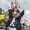 De passage dans la capitale, c'est à Disneyland Paris que la jeune chanteuse et actrice britannique décide de marquer une pause printanière fleurie, avant de s’envoler pour Londres le 1er avril 2015. 