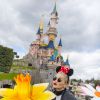 De passage dans la capitale, c'est à Disneyland Paris que la jeune chanteuse et actrice britannique décide de marquer une pause printanière fleurie, avant de s’envoler pour Londres le 1er avril 2015. 