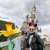 Rita Ora et son petit ami Richard Hilfiger - De passage dans la capitale, c'est à Disneyland Paris que la jeune chanteuse et actrice britannique décide de marquer une pause printanière fleurie, avant de s’envoler pour Londres le 1er avril 2015. 