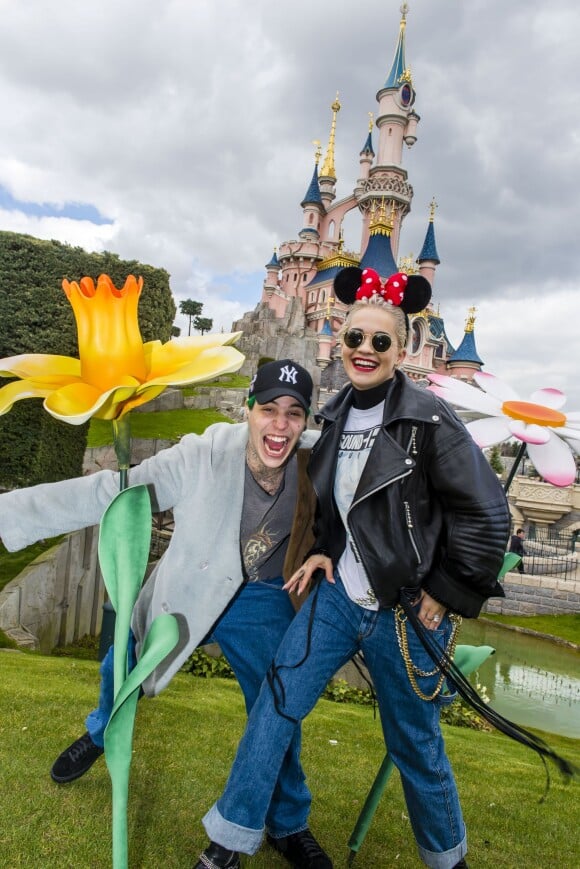 Rita Ora et son petit ami Richard Hilfiger - De passage dans la capitale, c'est à Disneyland Paris que la jeune chanteuse et actrice britannique décide de marquer une pause printanière fleurie, avant de s’envoler pour Londres le 1er avril 2015. 