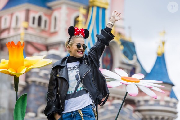 De passage dans la capitale, c'est à Disneyland Paris que la jeune chanteuse et actrice britannique décide de marquer une pause printanière fleurie, avant de s’envoler pour Londres le 1er avril 2015.