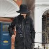 Rita Ora quitte son domicile pour se rendre à un shooting photo, à Londres, le 3 avril 2015