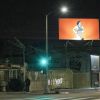Kendall Jenner a fait le voyage jusqu'à La Brea Avenue pour prendre en photo un panneau géant reproduisant son père Bruce lors des JO de 1976, à Los Angeles, le 6 avril 2015