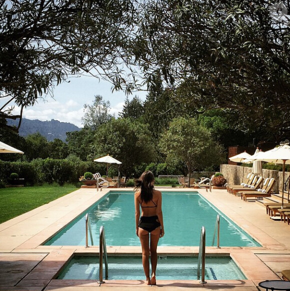 Emily Ratajkowski et sa piscine au Calistoga Ranch dans la Napa Valley, photo Instagram du 24 mars 2015