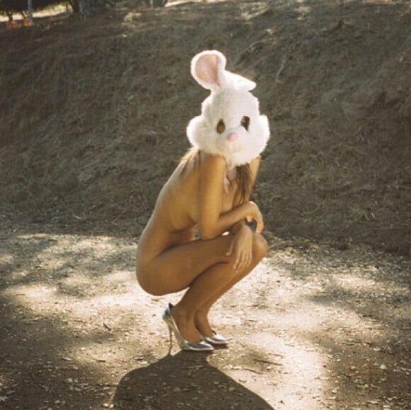 Emily Ratajkowski façon lapin de Pâques, toute nue, photo Instagram du 5 avril 2015