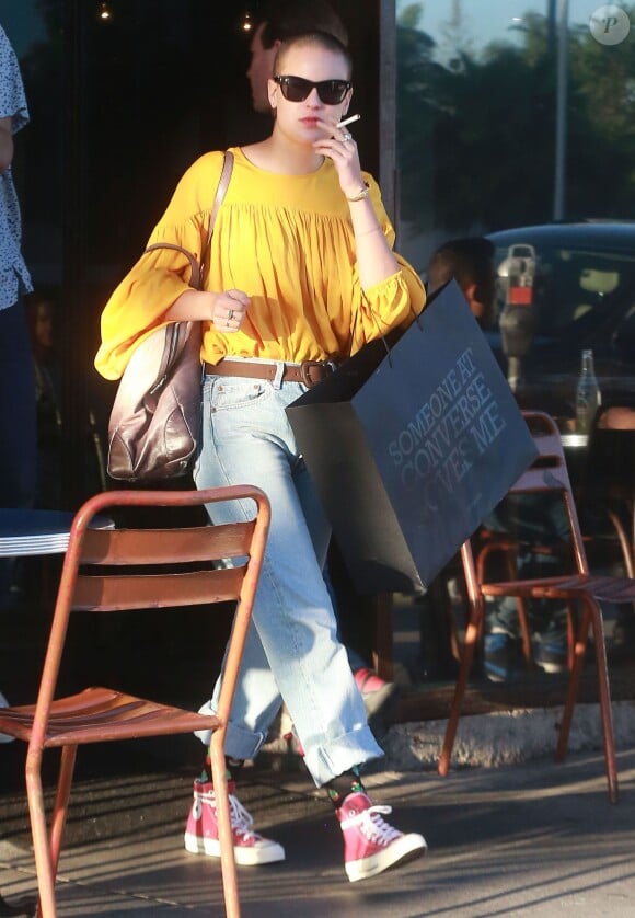 Tallulah Willis est allée diner avec un ami à Los Angeles. Elle fume une cigarette à la sortie du restaurant. Le 7 mars 2015 