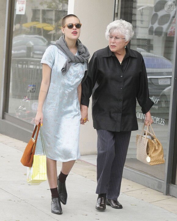 Tallulah Willis se promène, main dans la main, avec sa grand-mère (mère de Bruce Willis) dans les rues de Beverly Hills, le 29 janvier 2015 