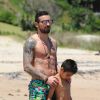Ezequiel Lavezzi en vacances à Punta del Este, le 29 décembre 2014, avec son fils Tomas