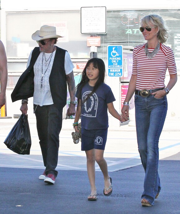 Exclusif - Johnny Hallyday, sa femme Laeticia et leur fille dans les rues de Los Angeles, le 27 mars 2015