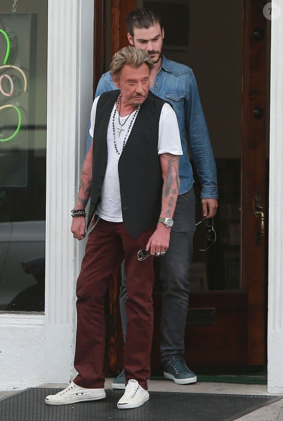 Exclusif - Johnny Hallyday devant son salon de tatouage préféré, le Shamrock Tattoo Social Club sur Sunset Boulevard, à Los Angeles. Le rockeur en profite pour prendre la pose pour Le Parisien Magazine, le 16 mars 2015.
