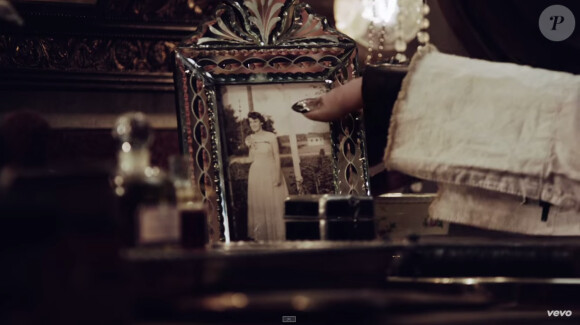 Image du clip "Ghosttown" de Madonna avec Terrence Howard, réalisé par Jonas Åkerlund, avril 2015. La photo que tient la star est celle de sa maman.