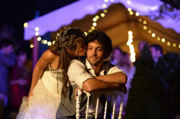 Lucie Lucas, sublime en robe de mariée, avec Benoît Michel dans l'épisode final de la saison 5 de Clem "Ça y est je marie ma fille", le lundi 30 mars 2015 sur TF1