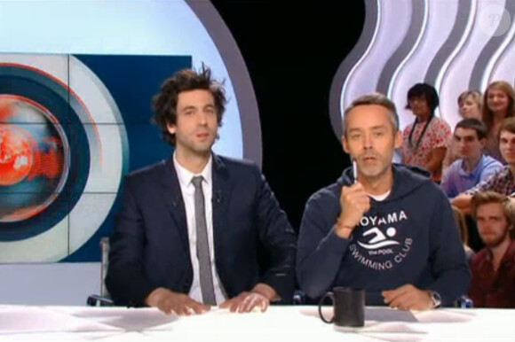 Yann Barthès et Max Boublil dans Le Petit Journal de Canal+, le vendredi 10 avril 2015.