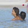 Exclusif - Jessica Alba, son mari Cash Warren et leurs filles Honor et Haven s'amusent sur la plage de Flamands lors de leurs vacances à Saint-Barthélemy avec des amis, le 2 avril 2015.