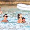Exclusif - Jessica Alba, son mari Cash Warren et leurs filles Honor et Haven s'amusent sur la plage de Flamands lors de leurs vacances à Saint-Barthélemy avec des amis, le 2 avril 2015.