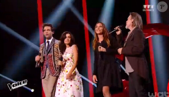 Jenifer ravissante en robe Oscar de la Renta pour la deuxième session des lives dans The Voice 4, sur TF1, le samedi 11 avril 2015