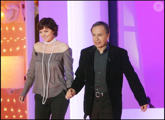 <p>Patrice Dominguez et son épouse Cendrine dans Vivement Dimanche, le 26 janvier 2005. </p>