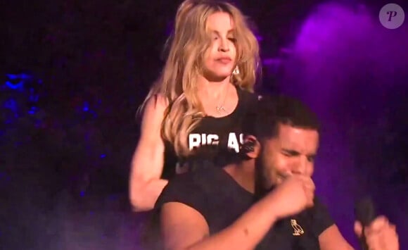 Madonna embrasse Drake, visiblement très surpris, pendant son concert au festival Coachella, le 12 avril 2015.