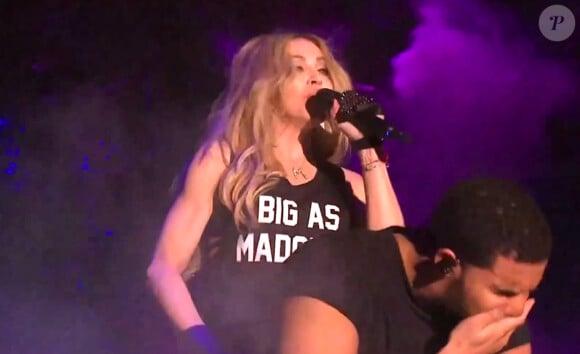 Madonna embrasse Drake, qui n'en revient pas, pendant son concert au festival Coachella, le 12 avril 2015.