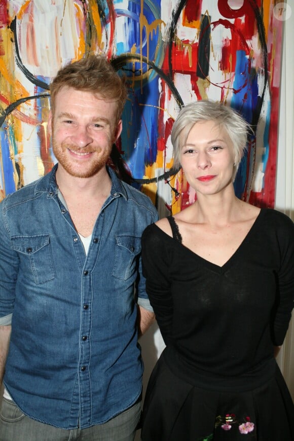 Florian Carrié et sa compagne Jennifer Antoine au Vernissage de l'exposition de Caroline Faindt à la galerie "My Web' Art Galerie" à Paris. Le 9 avril 2015