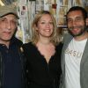 Gérard Darmon, Caroline Faindt et son compagnon Zinedine Soualem au Vernissage de l'exposition de Caroline Faindt à la galerie "My Web' Art Galerie" à Paris. Le 9 avril 2015