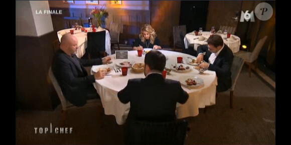 Les chefs dégustent les menus des finalistes dans Top Chef 2015 (la finale) sur M6, le lundi 13 avril 2015.