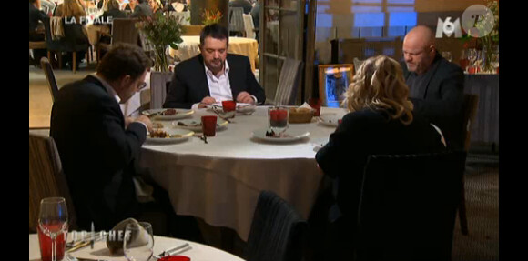 Les chefs dégustent les menus des finalistes dans Top Chef 2015 (la finale) sur M6, le lundi 13 avril 2015.