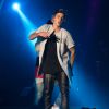 Le chanteur Justin Bieber fait une surprise en chantant lors du concert de Ariana Grande au Forum à Inglewood, le 9 avril 2015.