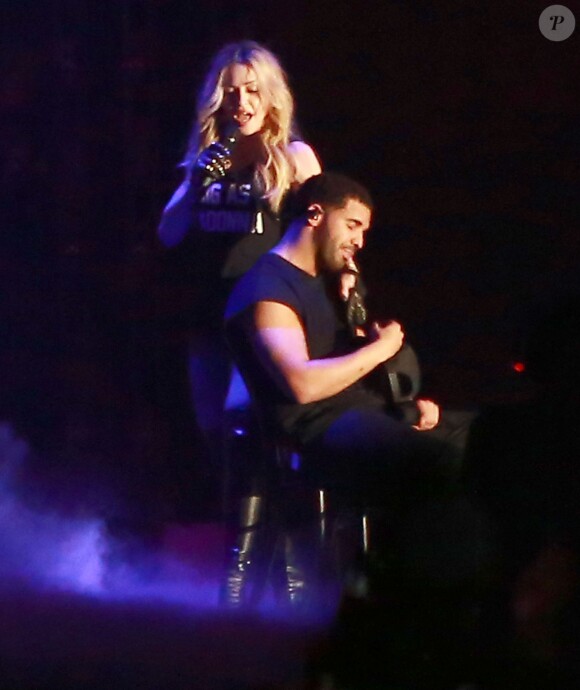 Madonna embrasse Drake sur scène au 3ème jour du Festival de "Coachella Valley Music and Arts" à Indio, le 11 avril 2015